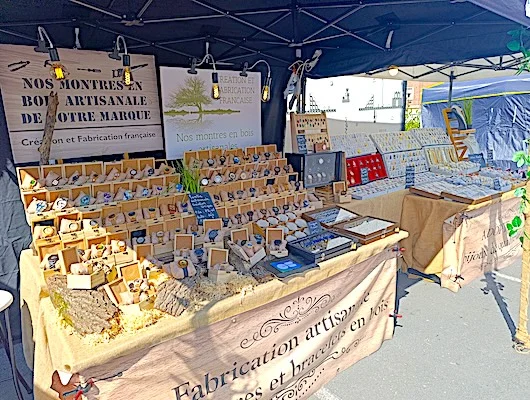 stand-adoptetonbijou-montre-en-bois